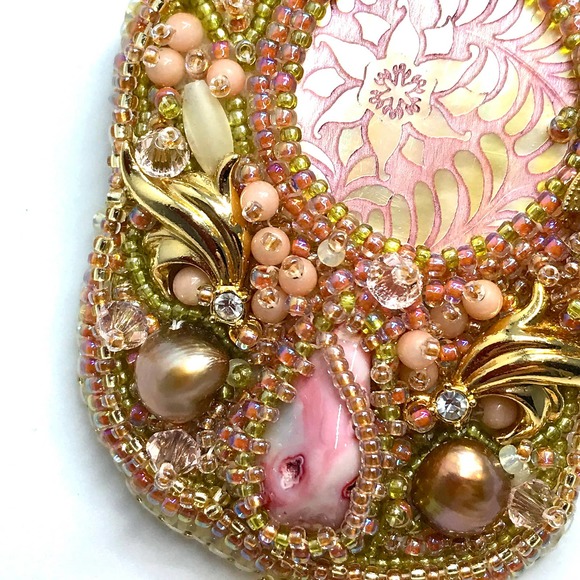 Beaded Necklace. Pink butterfly Mother of Pearl OOAK Hand Made - Picture 8 of 10